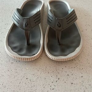OluKai Men's Gray Flip-Flops